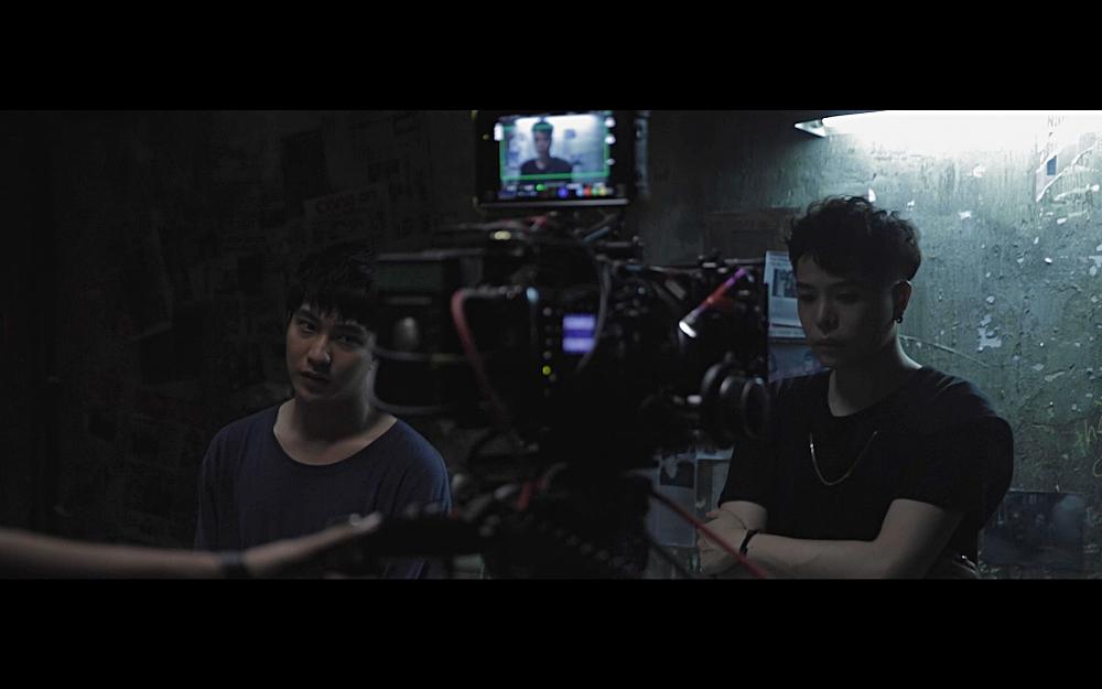 Diễn quá nhập tâm, Trịnh Thăng Bình xô bạn diễn té sập bàn, thấy đã khi đóng cảnh giết người-7