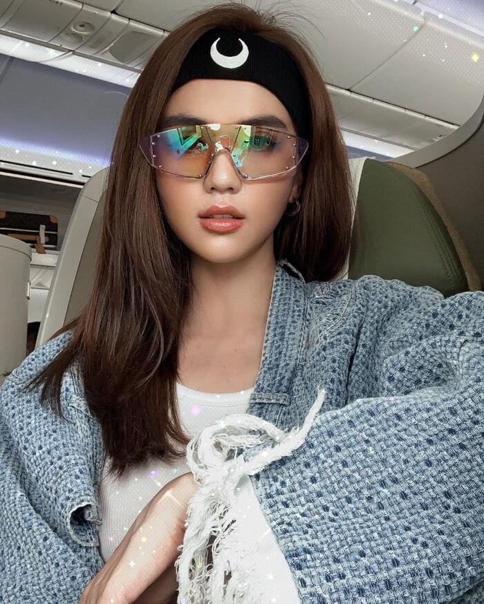 Ngọc Trinh cưa sừng làm nghé với băng đô chất chơi, lấn át cả Jennie Black Pink-1