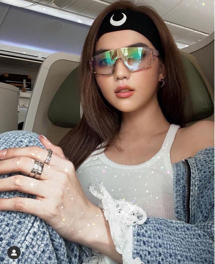 Ngọc Trinh cưa sừng làm nghé với băng đô chất chơi, lấn át cả Jennie Black Pink-3