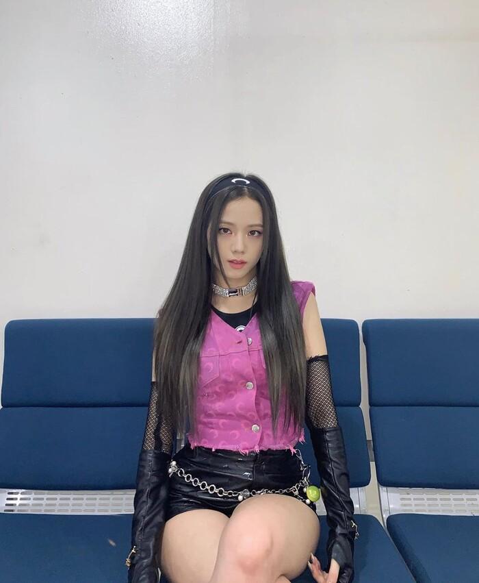 Ngọc Trinh cưa sừng làm nghé với băng đô chất chơi, lấn át cả Jennie Black Pink-8