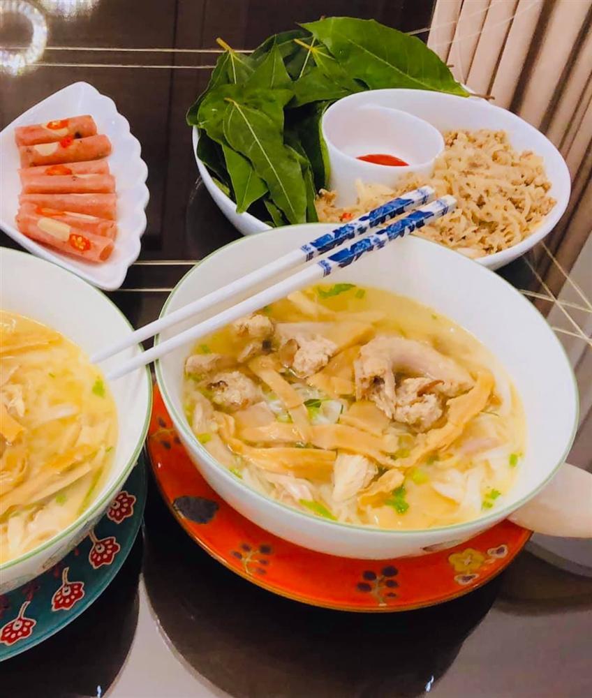 Vân Hugo nấu bún gà măng mọc ngon như ngoài hàng, nhìn chảy nước miếng-1