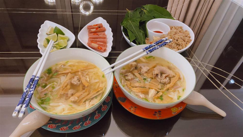 Vân Hugo nấu bún gà măng mọc ngon như ngoài hàng, nhìn chảy nước miếng-2