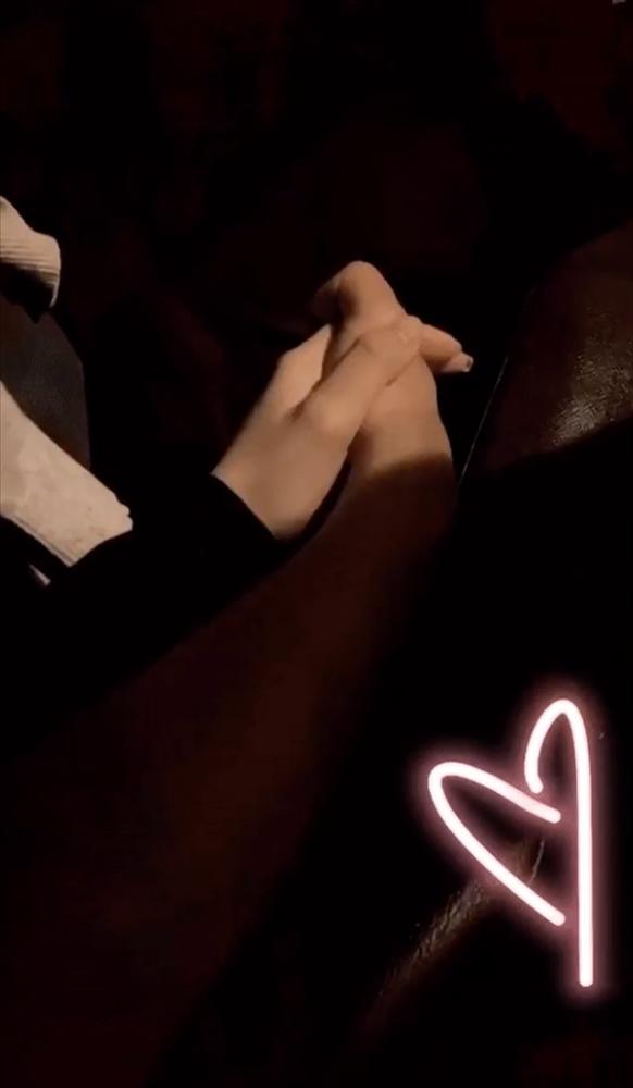 Khánh Hà được chàng trai giấu mặt hôn má, là thiếu gia Phan Hoàng hay đã có tình mới luôn rồi?-3