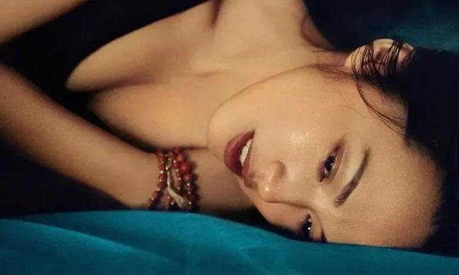 Đêm tân hôn, chồng nhẹ nhàng vén chăn khoe có quà đặc biệt tặng vợ làm tôi suýt ngất vì phẫn nộ-1