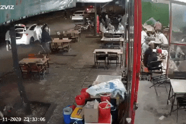 Clip: Băng nhóm thanh niên bịt mặt vác hung khí, xông vào hỗn chiến kinh hoàng