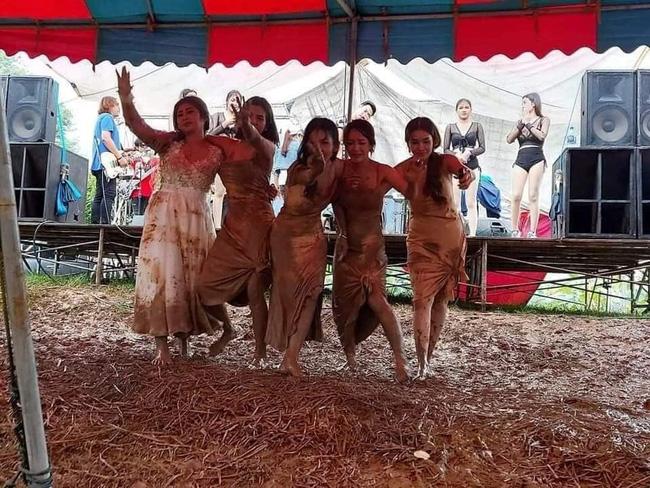 Ảnh cưới lầy lội bùn đất của hội bạn thân khiến studio cho thuê váy khóc tiếng mán-1