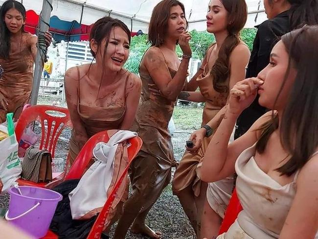 Ảnh cưới lầy lội bùn đất của hội bạn thân khiến studio cho thuê váy khóc tiếng mán-5