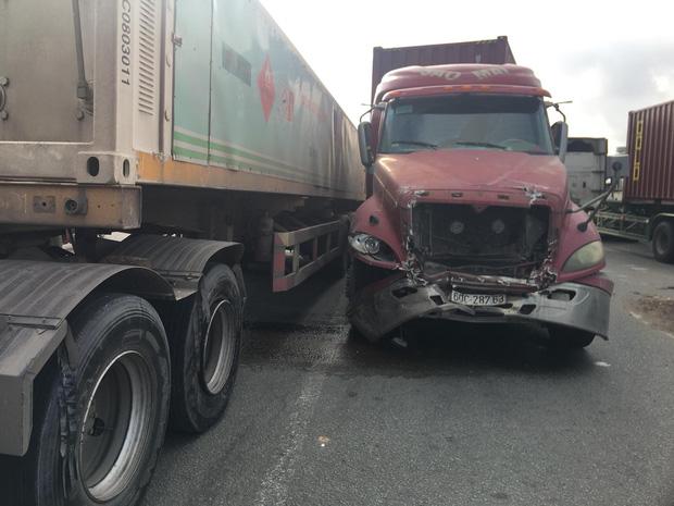 Clip: Xe container húc hàng loạt xe chờ đèn đỏ, đám đông hét lên kinh hãi-2