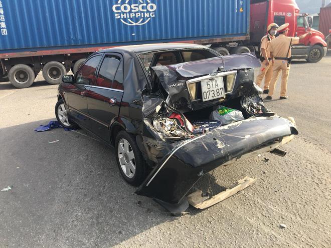 Clip: Xe container húc hàng loạt xe chờ đèn đỏ, đám đông hét lên kinh hãi-3