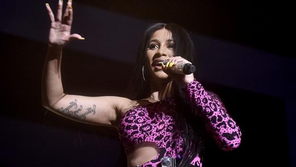 Cardie B chờ kết quả bầu cử, căng thẳng đến độ hút liền tù tì 3 điếu thuốc cùng lúc-2