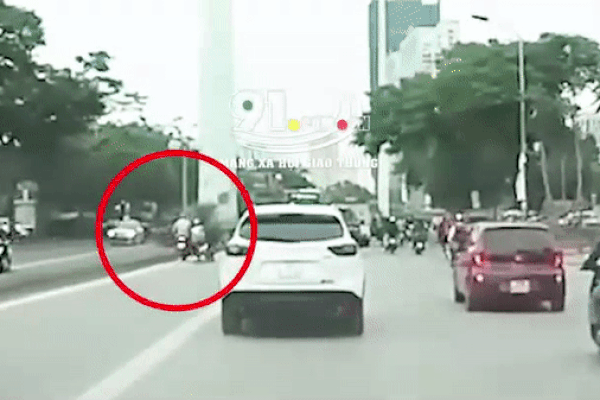 Clip: Rợn người bé 1 tuổi rơi từ xe đạp xuống đường bị ô tô tải cán qua-1