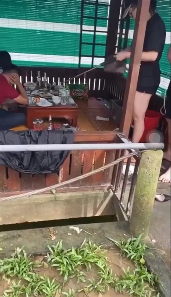 Clip: Vợ rút gậy 3 khúc vụt chồng lia lịa giữa quán, 2 cô gái đi cùng rối rít em không quen-4
