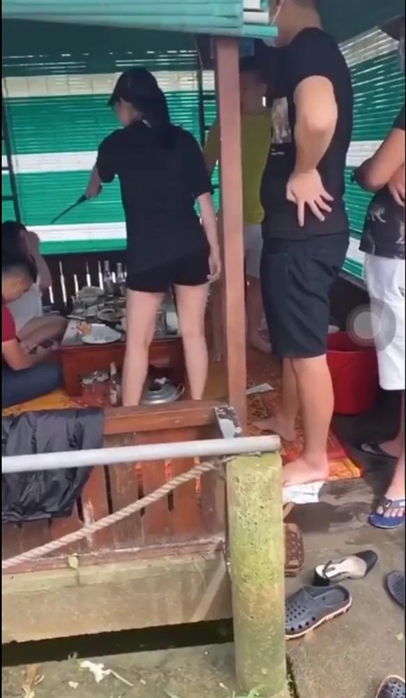 Clip: Vợ rút gậy 3 khúc vụt chồng lia lịa giữa quán, 2 cô gái đi cùng rối rít em không quen-3