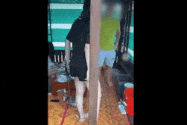 Clip: Vợ rút gậy 3 khúc vụt chồng lia lịa giữa quán, 2 cô gái đi cùng rối rít 'em không quen'