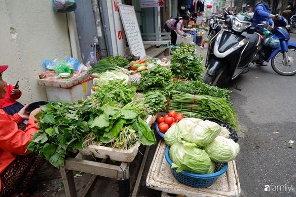 Ảnh hưởng mưa bão giá rau ở Hà Nội tăng gấp đôi: Bữa cơm tiền rau gần bằng tiền mua thịt, cá-2