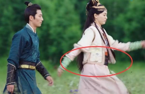 Có bầu vẫn cố chấp đóng phim, Đường Yên bị soi bụng to vượt mặt-5