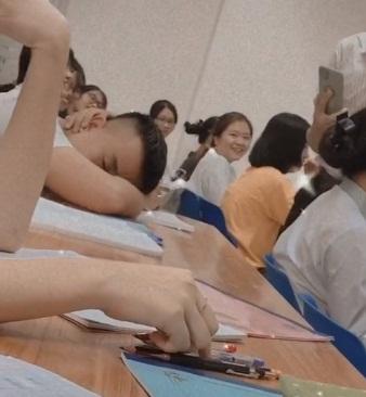 Phát hiện học trò ngủ gật trong giờ, thầy giáo có cách xử lý khiến cả lớp bò lăn ra cười-2