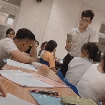 Phát hiện học trò ngủ gật trong giờ, thầy giáo có cách xử lý khiến cả lớp bò lăn ra cười-3