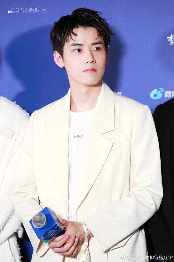 Làn sóng phốt tra nam tiếp tục gọi tên Idol nhóm nhạc Trung R1SE-2