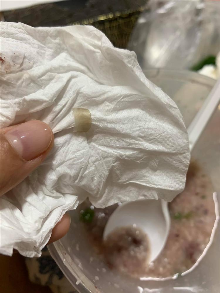 Tá hỏa khi thấy vật thể lạ trong bát cháo lòng, gắp vội ra nhìn mà muốn móc họng-1