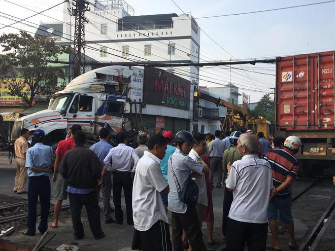 Nhân viên đường sắt ngủ quên không gác chắn, xe container bị tàu hỏa tông đứt đôi ở Bình Dương-1