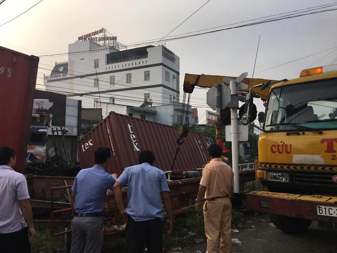 Nhân viên đường sắt ngủ quên không gác chắn, xe container bị tàu hỏa tông đứt đôi ở Bình Dương-3