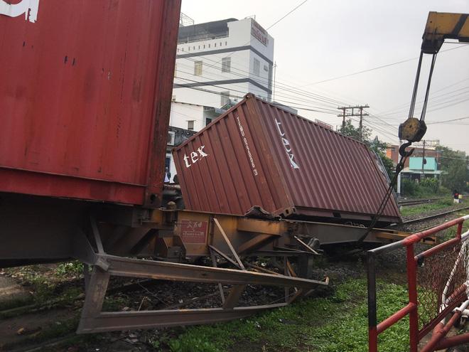 Nhân viên đường sắt ngủ quên không gác chắn, xe container bị tàu hỏa tông đứt đôi ở Bình Dương-4