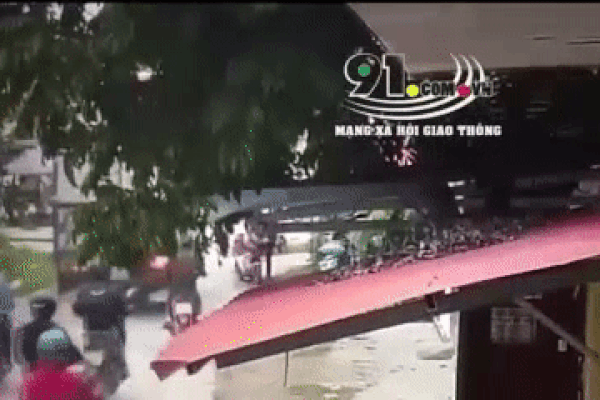 Clip: Cú né xuất thần trước pha lao đầu như muốn đoạt mạng của ô tô-1