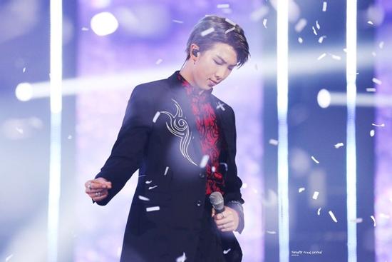 Lật lại khoảnh khắc backstage, netizens Hàn sững sờ 'RM cuốn phết, đừng đùa'