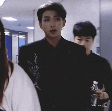 Lật lại khoảnh khắc backstage, netizens Hàn sững sờ RM cuốn phết, đừng đùa-1