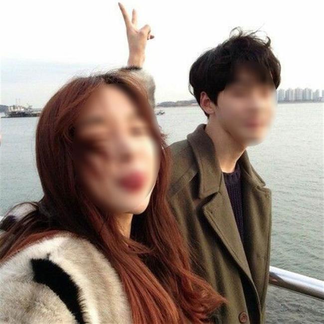 Người yêu khẳng định không đi đâu, ở nhà nấu cơm nhưng cô gái phát hiện ra điều sai sai dưới sàn-1