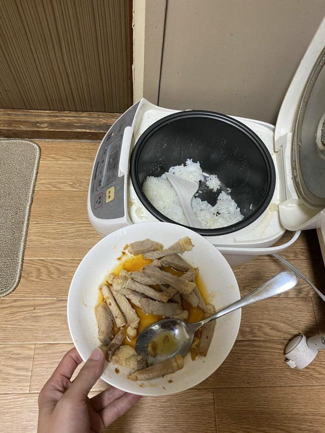 Người yêu khẳng định không đi đâu, ở nhà nấu cơm nhưng cô gái phát hiện ra điều sai sai dưới sàn-2