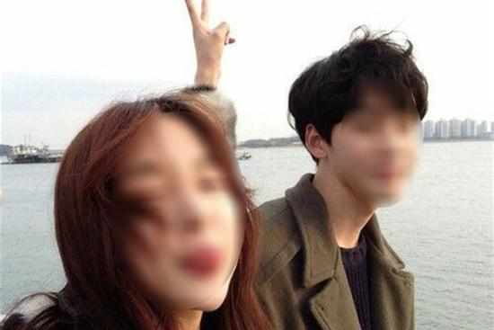 Người yêu khẳng định 'không đi đâu, ở nhà nấu cơm' nhưng cô gái phát hiện ra điều sai sai dưới sàn