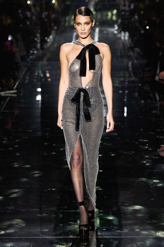 Selena Gomez mặc đầm xuyên thấu vòng 1, đụng độ Bella Hadid lẫn Jennie Black Pink-3