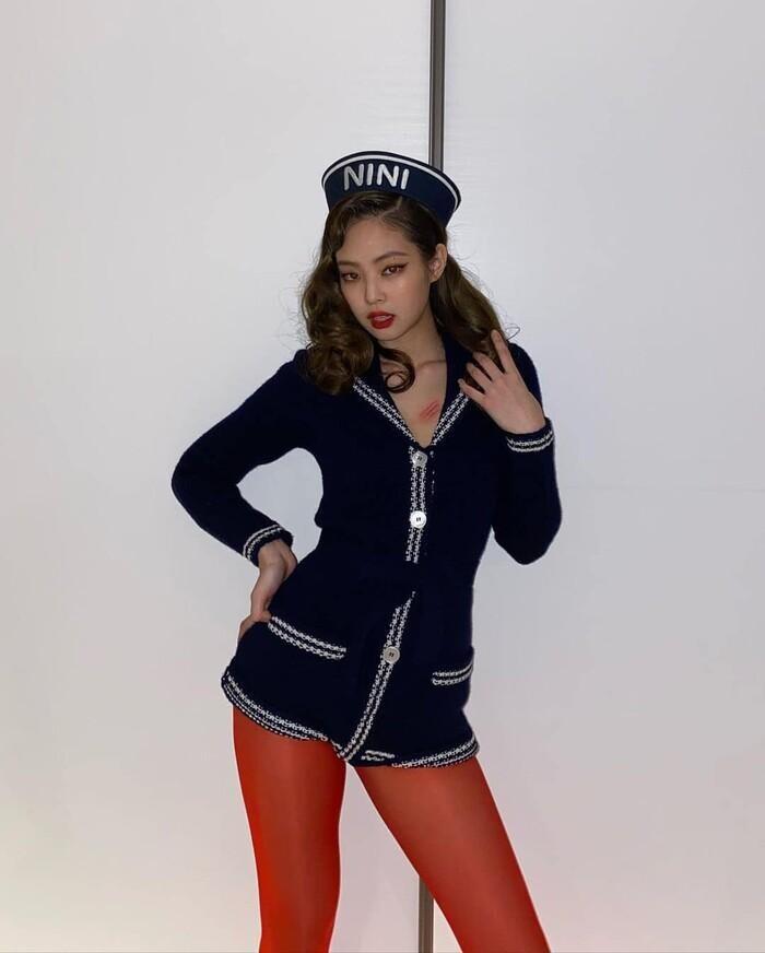 Selena Gomez mặc đầm xuyên thấu vòng 1, đụng độ Bella Hadid lẫn Jennie Black Pink-8