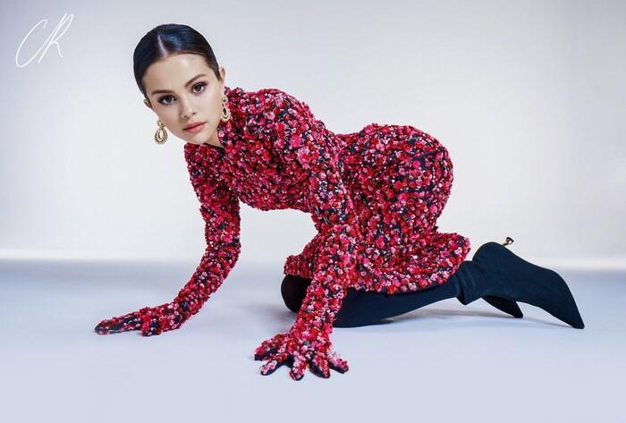 Selena Gomez mặc đầm xuyên thấu vòng 1, đụng độ Bella Hadid lẫn Jennie Black Pink-12