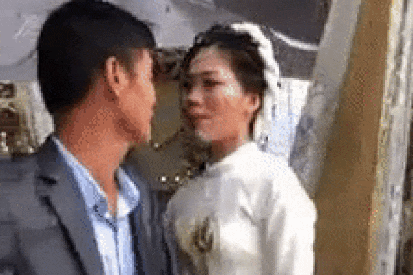 Cô dâu khóc đòi bố ở lại sau đám cưới, câu nói phũ của phụ huynh làm khách cười rung rạp