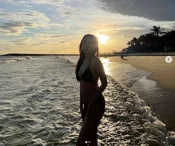 Trốn quý tử đi chơi, con gái Minh Nhựa tiện tay show vòng 1 khủng-5