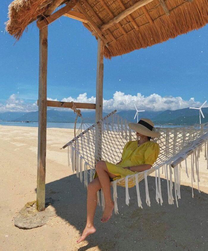 Chăm diện váy suông, Hà Tăng khiến fans nghi ngờ bầu lần 3-8