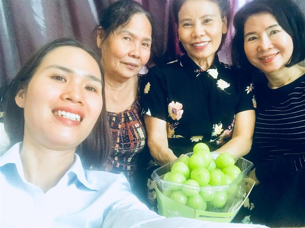 Bạn bè, họ hàng tấp nập tới phòng sinh thăm Hồ Ngọc Hà-4