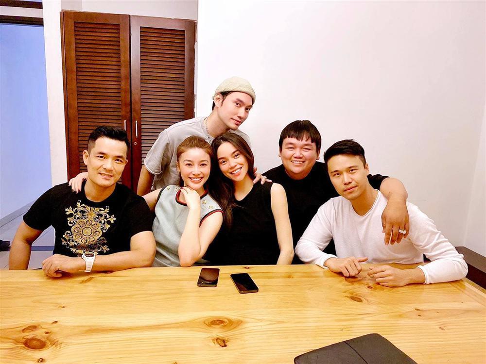 Bạn bè, họ hàng tấp nập tới phòng sinh thăm Hồ Ngọc Hà-11