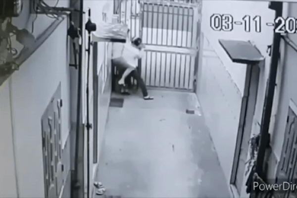 Clip: Thấy thanh niên lạ mặt lén lút vào sân, chủ trọ bình tĩnh chốt cổng vây bắt-1