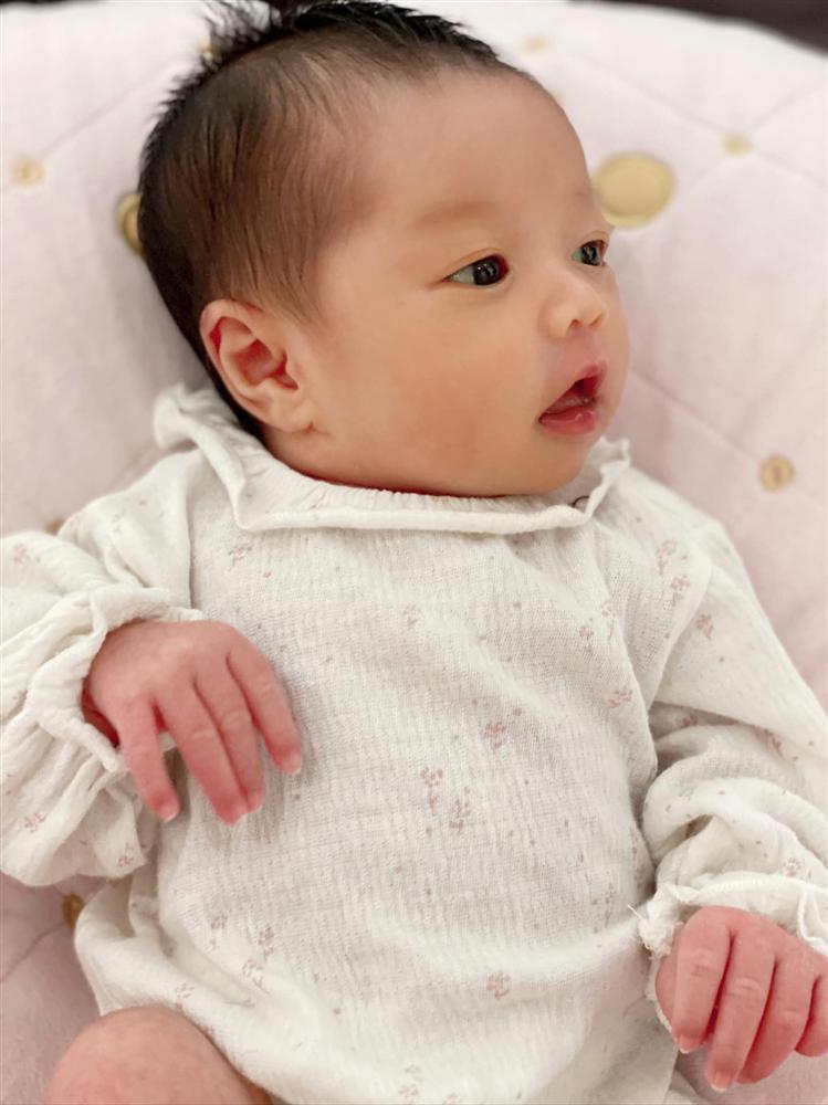 Hằng Túi khoe tiểu công chúa thứ 5, em bé 14 ngày tuổi đã đẹp nét nào ra nét ấy-3