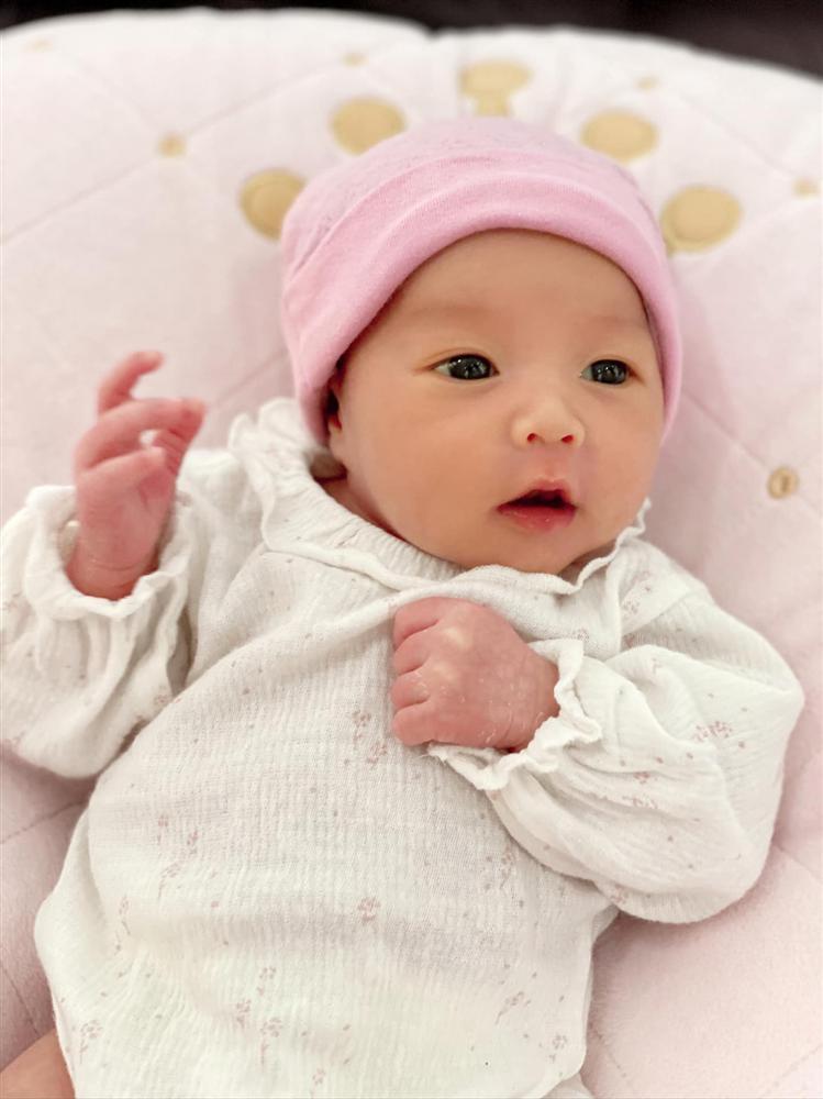 Hằng Túi khoe tiểu công chúa thứ 5, em bé 14 ngày tuổi đã đẹp nét nào ra nét ấy-4