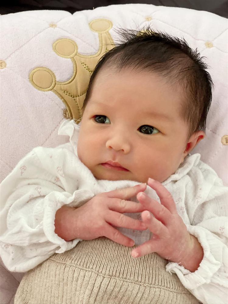Hằng Túi khoe tiểu công chúa thứ 5, em bé 14 ngày tuổi đã đẹp nét nào ra nét ấy-5