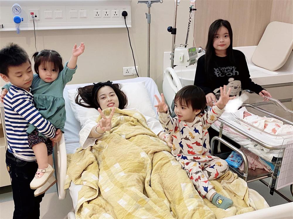 Hằng Túi khoe tiểu công chúa thứ 5, em bé 14 ngày tuổi đã đẹp nét nào ra nét ấy-1