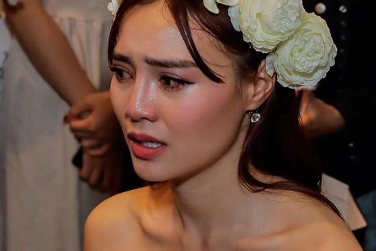 Ninh Dương Lan Ngọc 'phát điên' khi sang Singapore chữa ung thư cổ tử cung