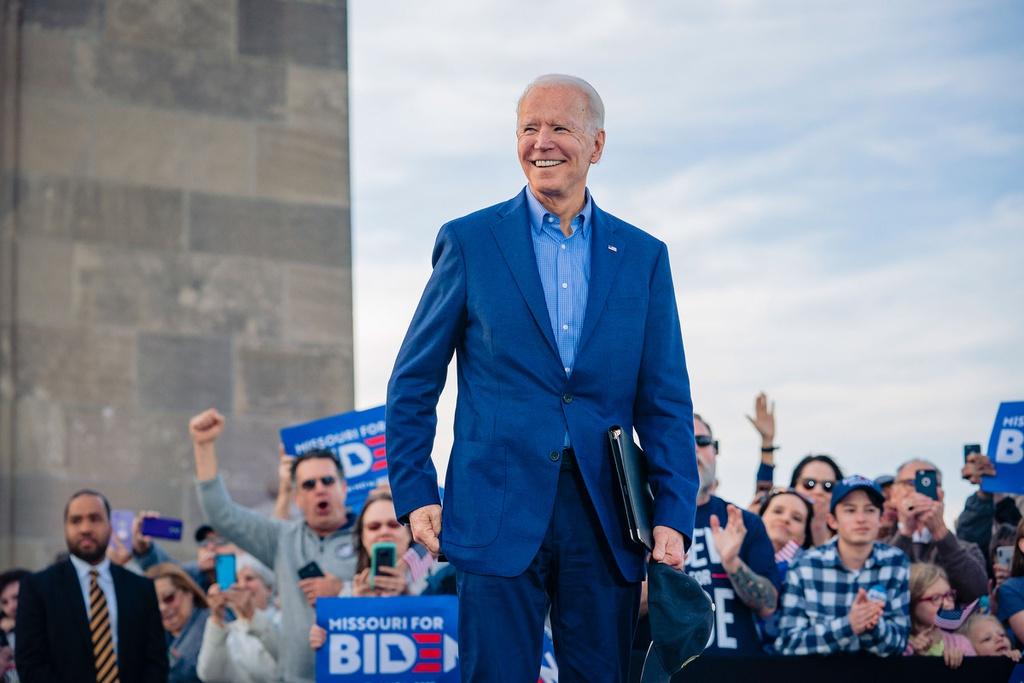 Trong một chiến dịch vận động ở Kansas (Mỹ) vào tháng 3 năm nay, ông Joe Biden mặc bộ suit màu sắc nổi bật. Ông chọn sơ mi cùng màu với áo khoác. Ông Biden không phải biểu tượng thời trang. Tuy nhiên, cách chọn trang phục của ông luôn được khen ngợi bởi mang màu sắc nhã nhặn. Ảnh: Getty.