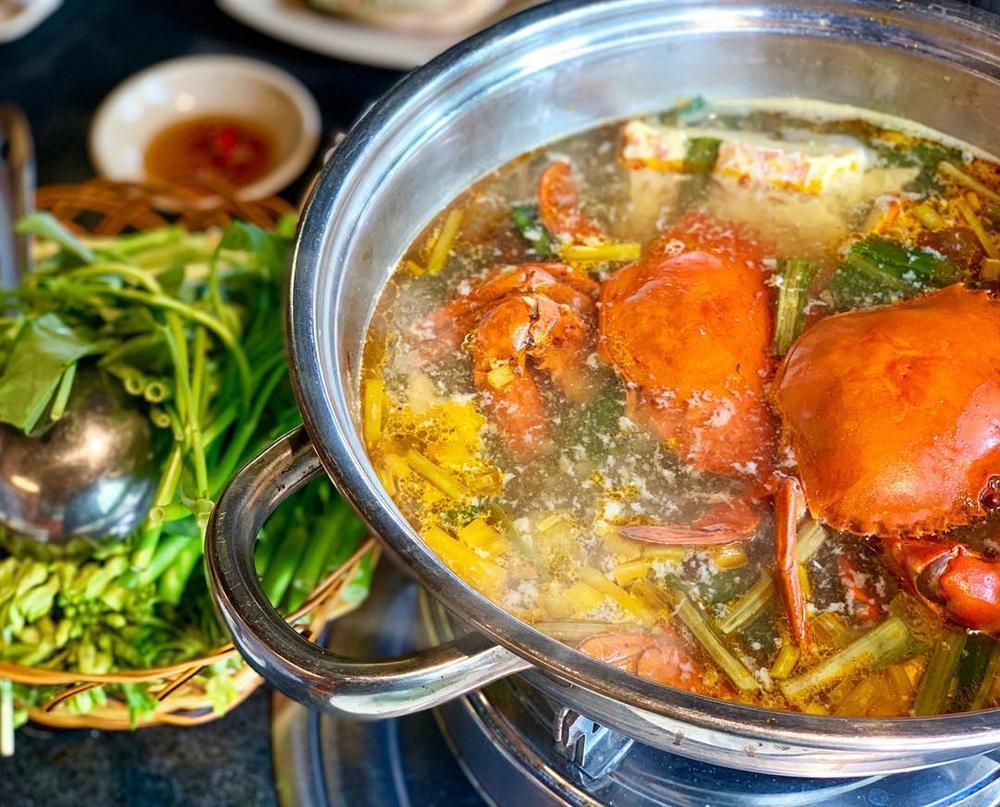 Team nghiện hải sản đỏ mắt nhìn Phí Phương Anh nhâm nhi nồi lẩu cua biển ‘chất lừ’-1