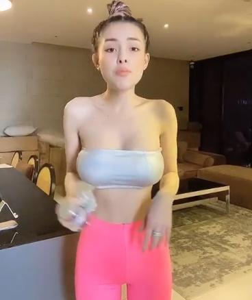 Ngân 98 mặc quần bó chịt livestream bán hàng làm khách khó chốt đơn-1